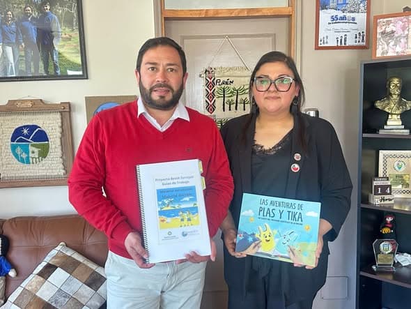 PROFESORA MARÍA ELISA AGUILERA ENTREGA MATERIAL CIENTÍFICO INTERNAC. AL MUNICIPIO DE PURÉN